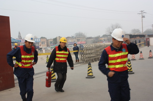 安慶港華燃?xì)饽MCNG加氣站燃?xì)庑孤?，開(kāi)展應(yīng)急演練