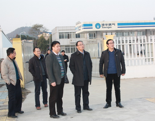 市城鄉(xiāng)建委黨委書(shū)記、主任鄭家齊一行至安慶港華調(diào)研我市燃?xì)夤ぷ?>                            <div   id="lfrnjbrnzftz"   class="con">
                                <span id="lfrnjbrnzftz"    class="title">市城鄉(xiāng)建委黨委書(shū)記、主任鄭家齊一行至安慶港華調(diào)研我市燃?xì)夤ぷ?/span>
                                <p class="des">&nbsp;

	12月12日下午，市城鄉(xiāng)建委黨委書(shū)記、主任鄭家齊，副主任張北安率委相關(guān)部門來(lái)到安慶市煤氣公司和安慶港華燃?xì)夤菊{(diào)研。安慶市煤氣公司經(jīng)理、安慶港華董事長(zhǎng)潘炳應(yīng)，安慶港華總經(jīng)理王政文陪同調(diào)研，公司全體班子成員參加調(diào)研會(huì)。 &nbsp;&nbsp;&nbsp;&nbsp;&nbsp;&nbsp;&nbsp;


	鄭家齊主任一行先后來(lái)到我市天然氣月山門站、北部新城高中壓站及L...</p>
                            </div>
                            <div   id="lfrnjbrnzftz"   class="time">
                                <span id="lfrnjbrnzftz"    class="day">15</span>
                                <span id="lfrnjbrnzftz"    class="year-month">2014-12</span>
                            </div>
                        </a>
                    </li>
                                    </ul>
                <div   id="lfrnjbrnzftz"   class="pagination">
                <a href=?pid=2&page=1 title=第1頁(yè)>1</a><a>...</a><a href=?pid=2&page=115 title=第115頁(yè)>115</a><a title=第116頁(yè) class=